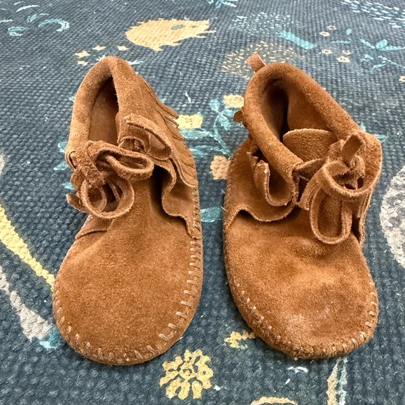 Minnetonka Infant Fringe Booties, size 4 - Picture 2 of 4